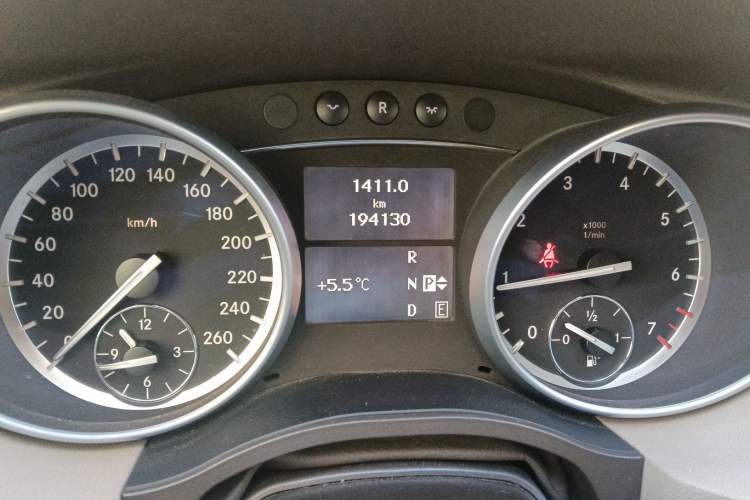Used Mercedes-Benz R-Class 2014 R 320 4MATIC Luxury Model Odometer Close Up