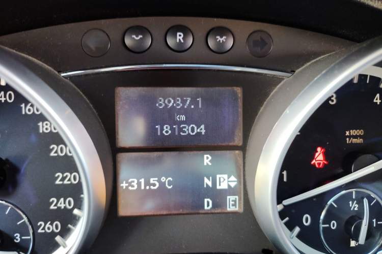 Used Mercedes-Benz R-Class 2014 R 320 4MATIC Business Model Odometer Close Up