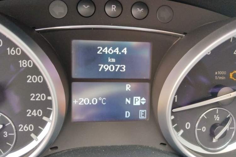 Used Mercedes-Benz R-Class 2014 R 320 4MATIC Business Model Odometer Close Up