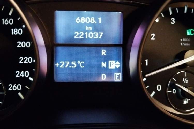 Used Mercedes-Benz R-Class 2014 R 320 4MATIC Luxury Model Odometer Close Up