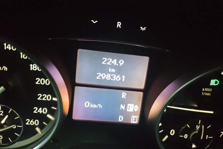 Used Mercedes-Benz R-Class 2014 R 320 4MATIC Luxury Model Odometer Close Up