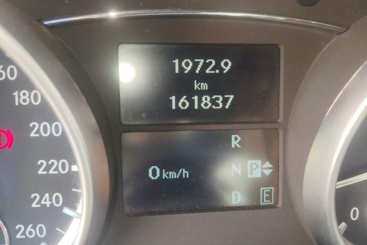 Used Mercedes-Benz R-Class 2014 R 320 4MATIC Business Model Odometer Close Up