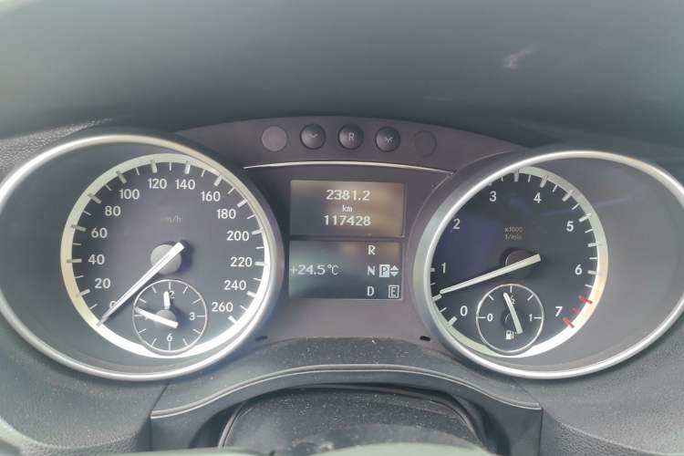 Used Mercedes-Benz R-Class 2014 R 320 4MATIC Business Model Odometer Close Up
