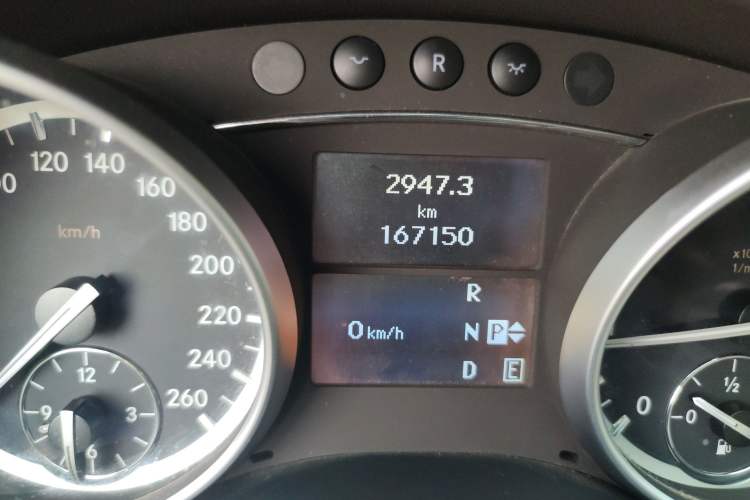 Used Mercedes-Benz R-Class 2014 R 320 4MATIC Luxury Model Odometer Close Up