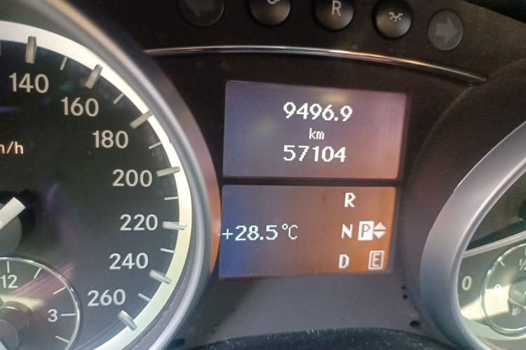 Used Mercedes-Benz R-Class 2014 R 320 4MATIC Business Model Odometer Close Up