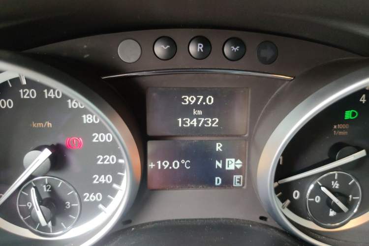 Used Mercedes-Benz R-Class 2014 R 400 4MATIC Luxury Model Odometer Close Up