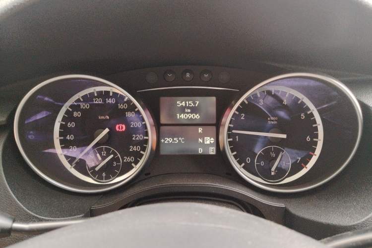 Used Mercedes-Benz R-Class 2014 R 400 4MATIC Business Model Odometer Close Up