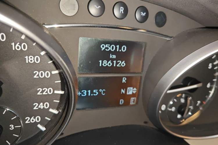 Used Mercedes-Benz R-Class 2014 R 400 4MATIC Business Model Odometer Close Up