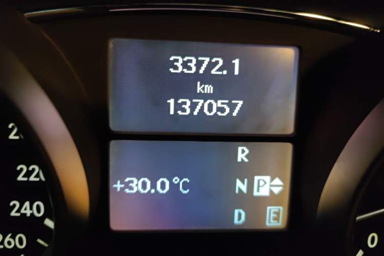 Used Mercedes-Benz R-Class 2014 R 400 4MATIC Business Model Odometer Close Up