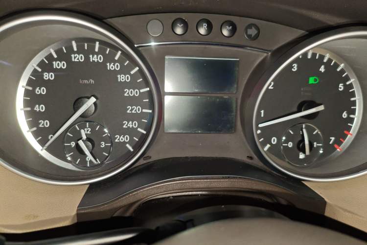 Used Mercedes-Benz R-Class 2014 R 400 4MATIC Business Model Odometer Close Up