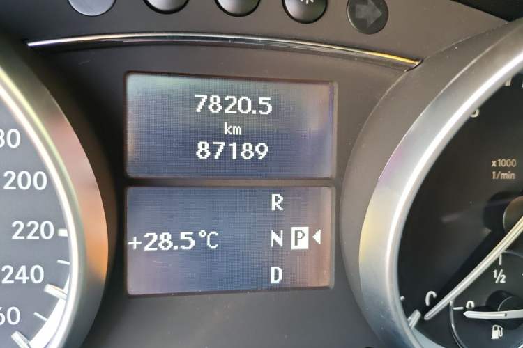Used Mercedes-Benz R-Class 2014 R 320 4MATIC Business Model Odometer Close Up