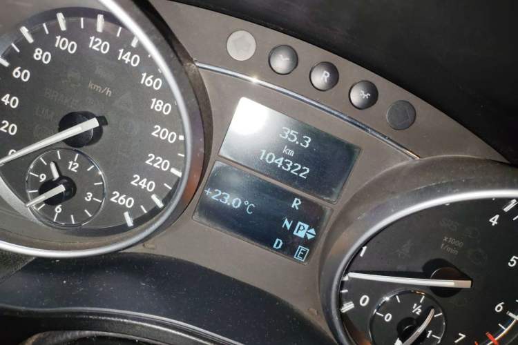 Used Mercedes-Benz R-Class 2014 R 320 4MATIC Business Model Odometer Close Up