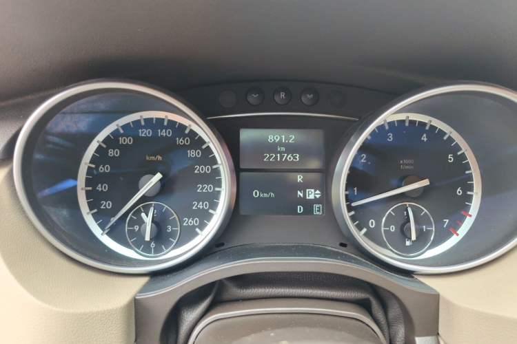 Used Mercedes-Benz R-Class 2014 R 400 4MATIC Luxury Model Odometer Close Up