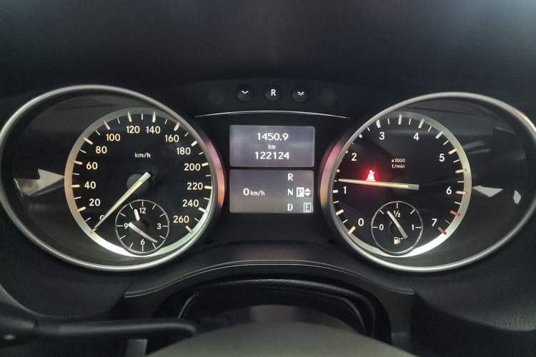 Used Mercedes-Benz R-Class 2014 R 320 4MATIC Business Model Odometer Close Up
