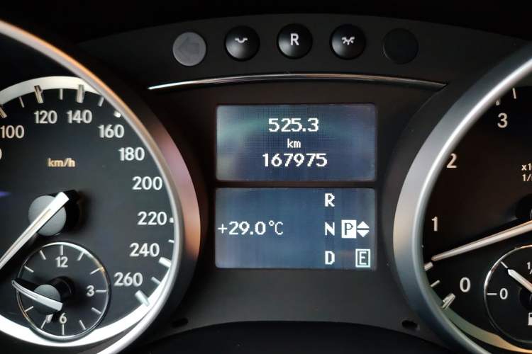 Used Mercedes-Benz R-Class 2014 R 320 4MATIC Business Model Odometer Close Up