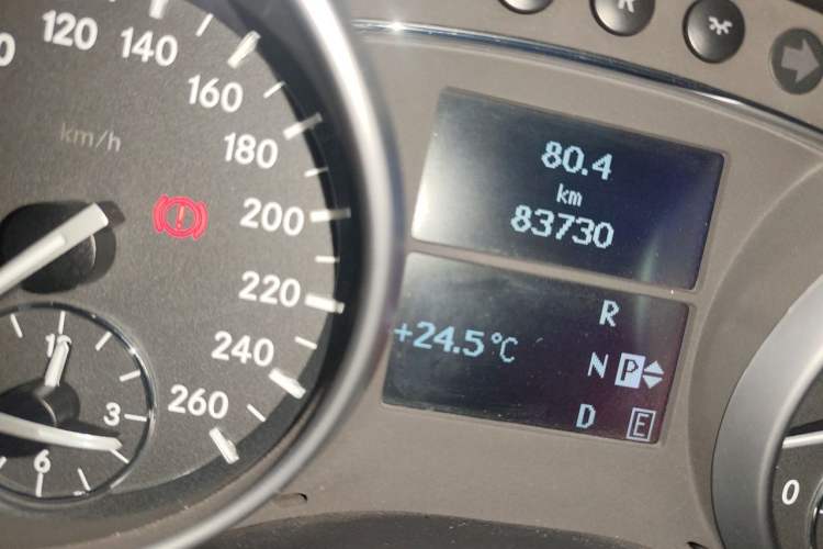 Used Mercedes-Benz R-Class 2014 R 320 4MATIC Business Model Odometer Close Up