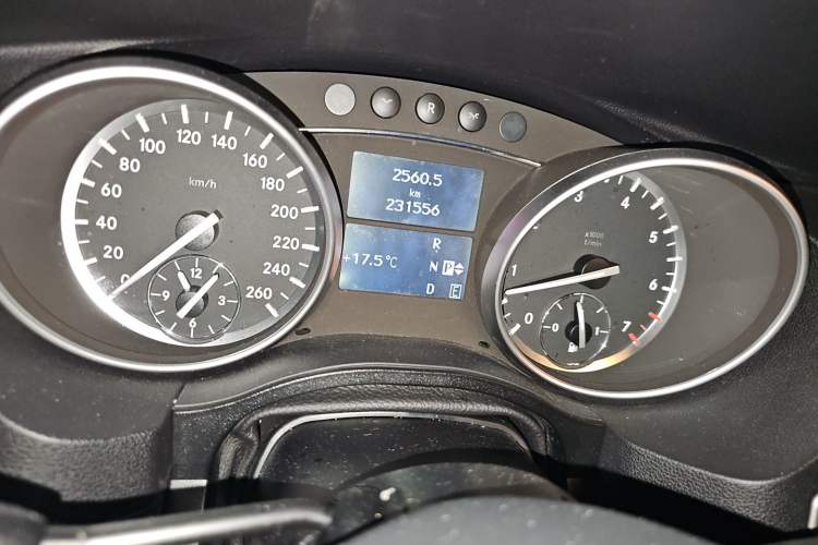 Used Mercedes-Benz R-Class 2014 R 320 4MATIC Business Model Odometer Close Up