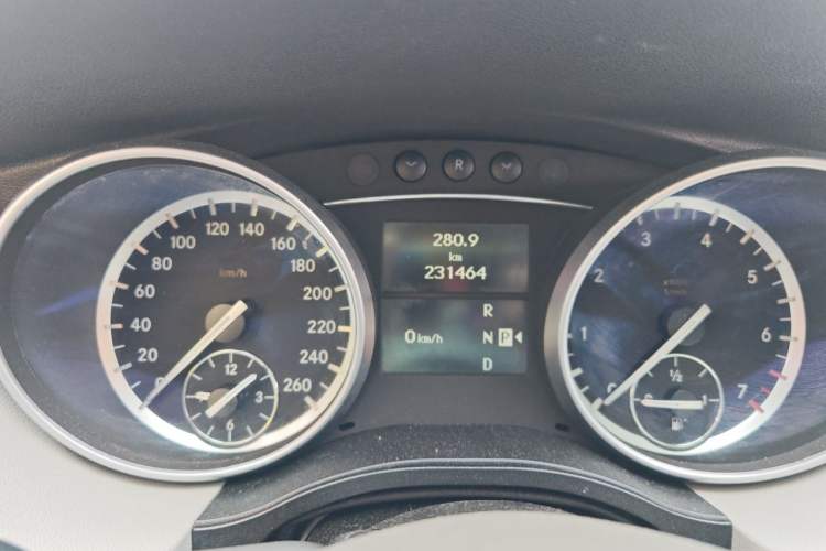 Used Mercedes-Benz R-Class 2014 R 320 4MATIC Business Model Odometer Close Up
