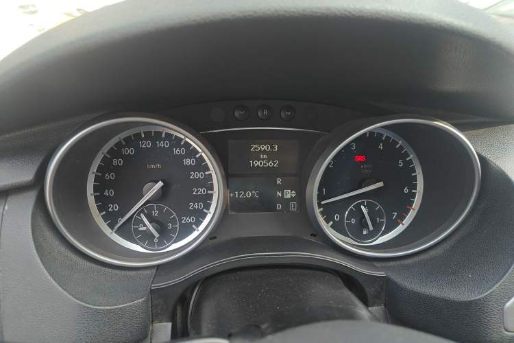 Used Mercedes-Benz R-Class 2014 R 320 4MATIC Business Model Odometer Close Up