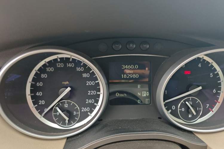 Used Mercedes-Benz R-Class 2014 R 400 4MATIC Business Model Odometer Close Up