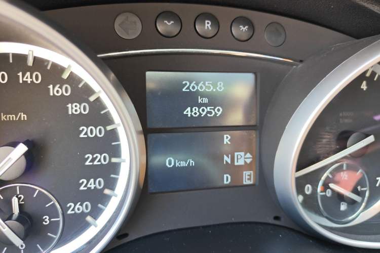 Used Mercedes-Benz R-Class 2014 R 320 4MATIC Business Model Odometer Close Up