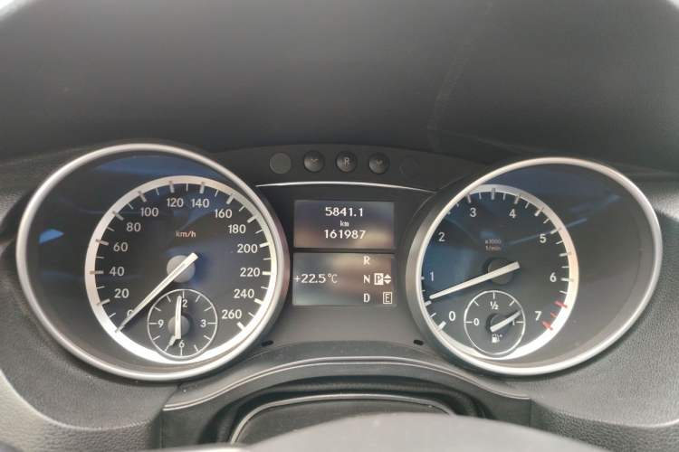 Used Mercedes-Benz R-Class 2014 R 320 4MATIC Business Model Odometer Close Up