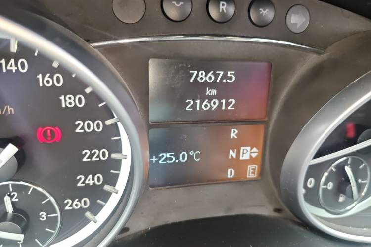 Used Mercedes-Benz R-Class 2014 R 320 4MATIC Business Model Odometer Close Up