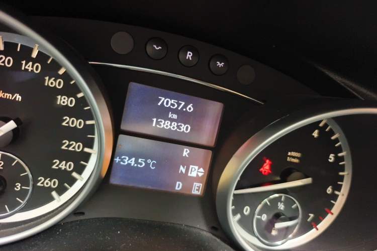 Used Mercedes-Benz R-Class 2014 R 320 4MATIC Business Model Odometer Close Up