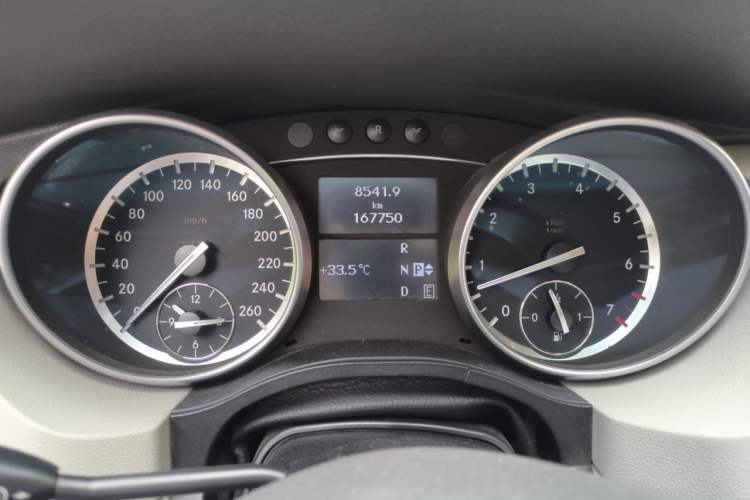 Used Mercedes-Benz R-Class 2014 R 320 4MATIC Business Model Odometer Close Up