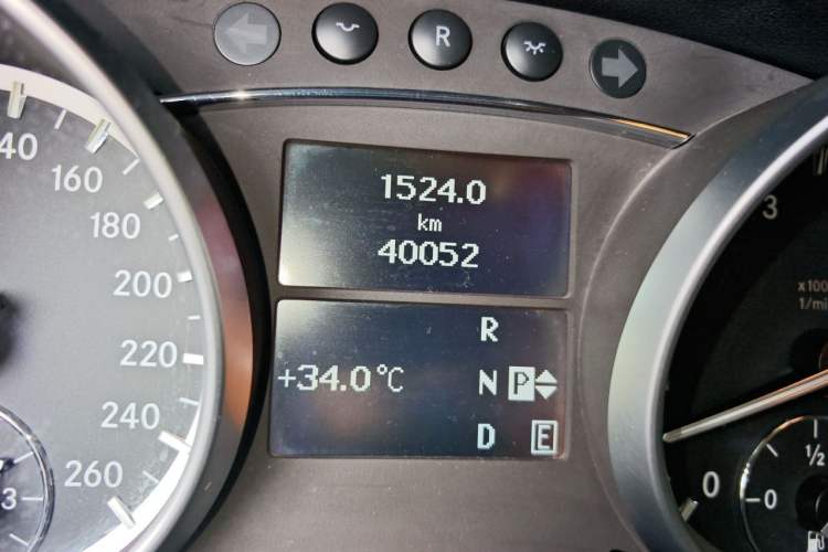 Used Mercedes-Benz R-Class 2014 R 320 4MATIC Business Model Odometer Close Up