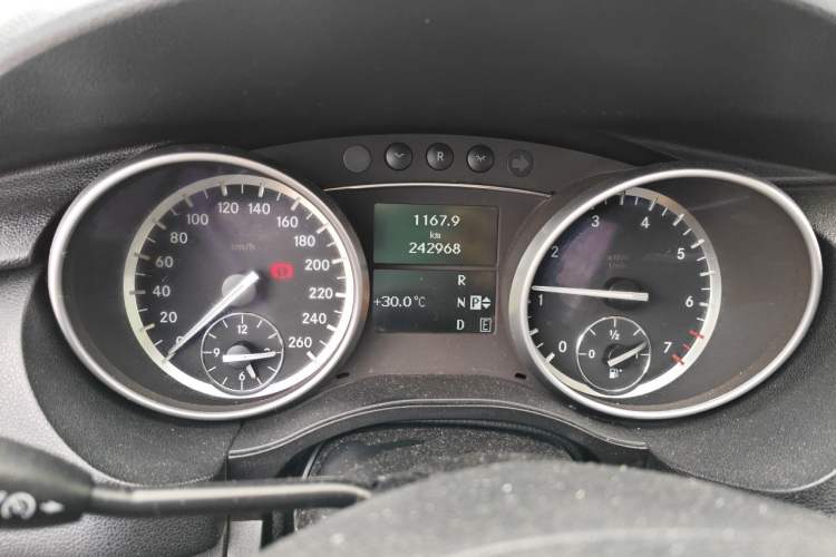 Used Mercedes-Benz R-Class 2014 R 320 4MATIC Luxury Model Odometer Close Up