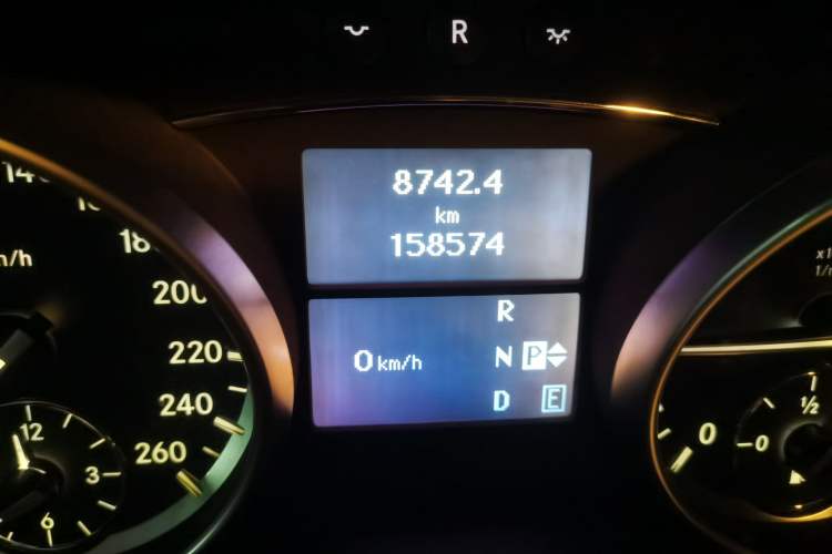 Used Mercedes-Benz R-Class 2014 R 320 4MATIC Business Model Odometer Close Up