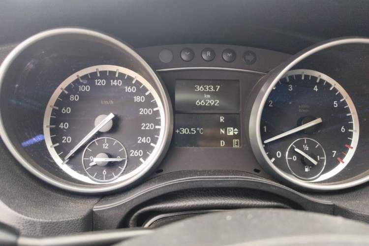 Used Mercedes-Benz R-Class 2014 R 320 4MATIC Business Model Odometer Close Up