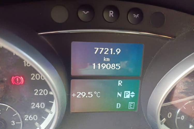 Used Mercedes-Benz R-Class 2014 R 320 4MATIC Business Model Odometer Close Up