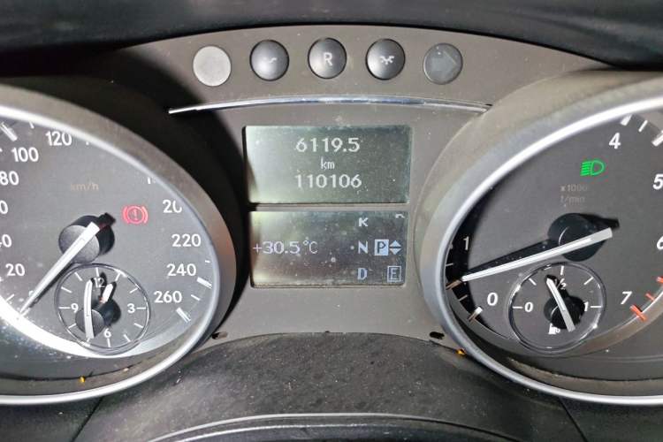 Used Mercedes-Benz R-Class 2014 R 320 4MATIC Business Model Odometer Close Up