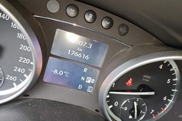 Used Mercedes-Benz R-Class 2014 R 400 4MATIC Business Model Odometer Close Up