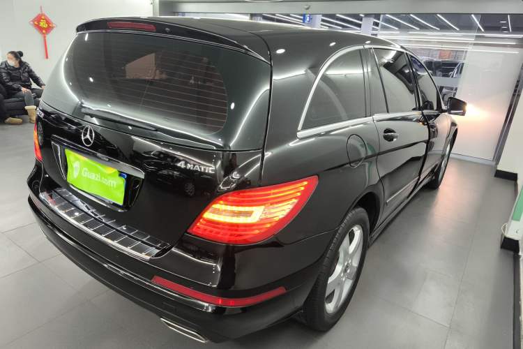 Used Mercedes-Benz R-Class 2014 R 320 4MATIC Luxury Model Rear Right 45 Deg