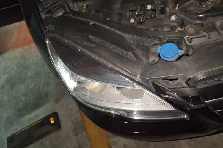 Used Mercedes-Benz R-Class 2014 R 400 4MATIC Business Model Right Front Headlight