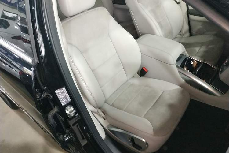 Used Mercedes-Benz R-Class 2014 R 320 4MATIC Business Model Right Front Seat