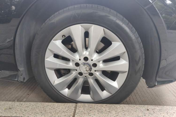 Used Mercedes-Benz R-Class 2014 R 400 4MATIC Luxury Model Right Front Wheel Hub