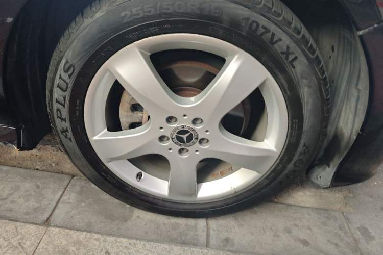Used Mercedes-Benz R-Class 2014 R 320 4MATIC Luxury Model Right Front Wheel Hub