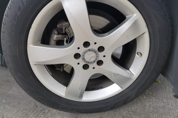 Used Mercedes-Benz R-Class 2014 R 320 4MATIC Luxury Model Right Front Wheel Hub