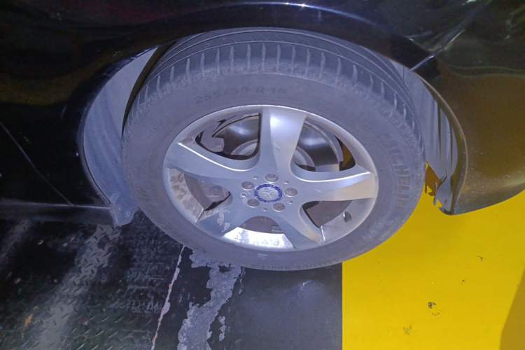 Used Mercedes-Benz R-Class 2014 R 400 4MATIC Business Model Right Front Wheel Hub