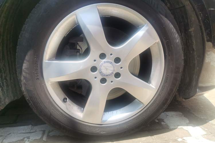 Used Mercedes-Benz R-Class 2014 R 400 4MATIC Business Model Right Front Wheel Hub