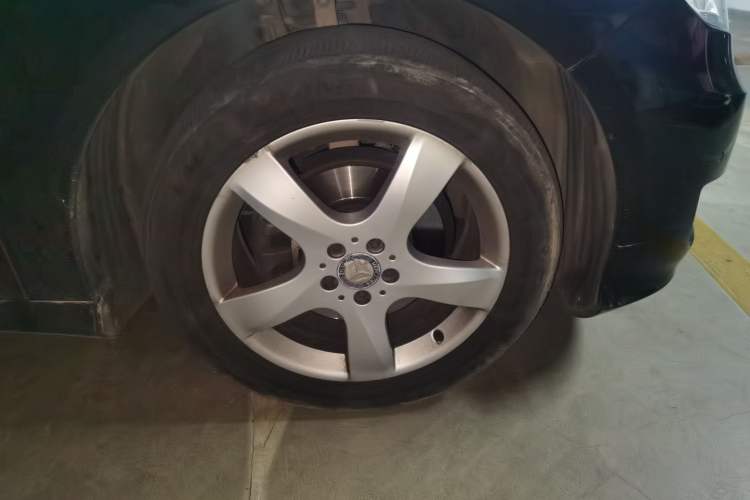 Used Mercedes-Benz R-Class 2014 R 320 4MATIC Luxury Model Right Front Wheel Hub