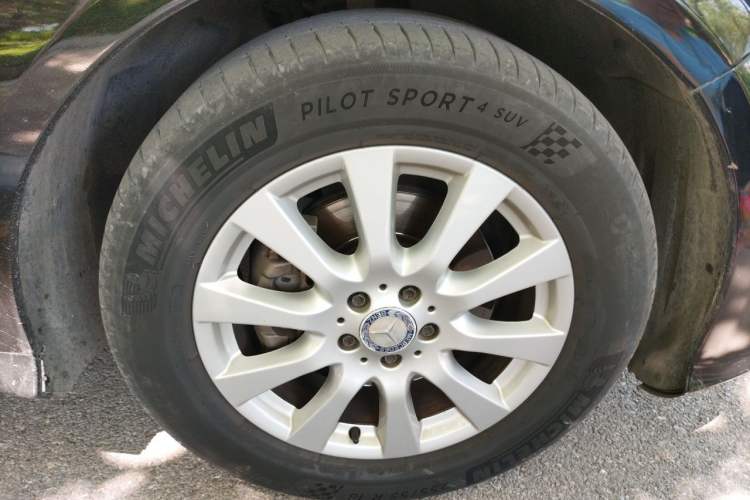 Used Mercedes-Benz R-Class 2014 R 320 4MATIC Luxury Model Right Front Wheel Hub