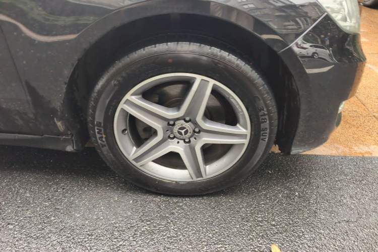 Used Mercedes-Benz R-Class 2014 R 400 4MATIC Luxury Model Right Front Wheel Hub