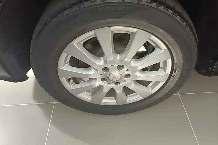 Used Mercedes-Benz R-Class 2014 R 320 4MATIC Business Model Right Rear Wheel Hub