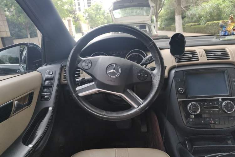 Used Mercedes-Benz R-Class 2014 R 400 4MATIC Luxury Model Steering Wheel