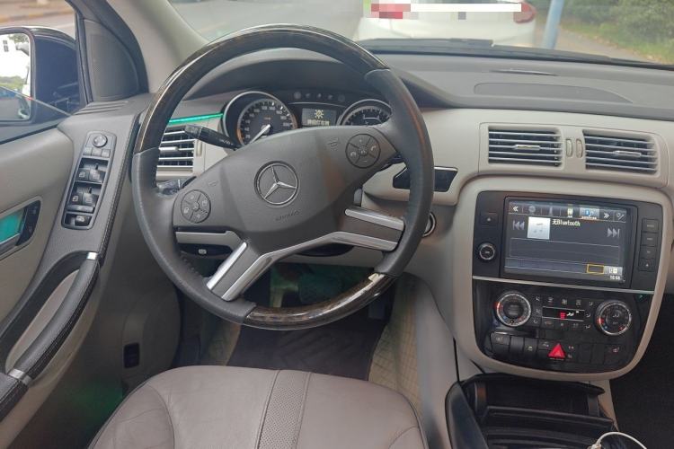 Used Mercedes-Benz R-Class 2014 R 400 4MATIC Luxury Model Steering Wheel